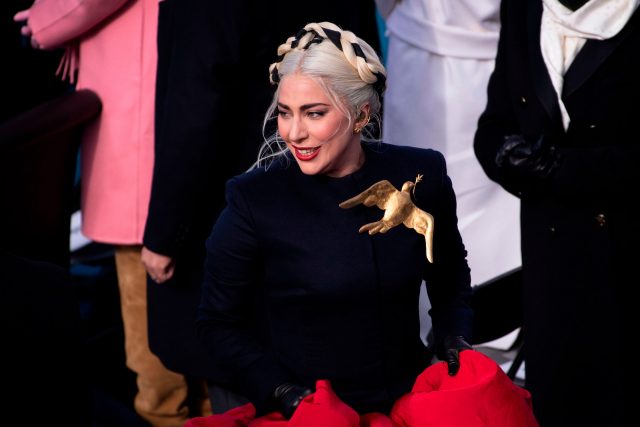 還記得 Lady Gaga 曾佩戴的鴿子胸針嗎？Schiaparelli 為慈善推出 Schiaparelli Dove 系列