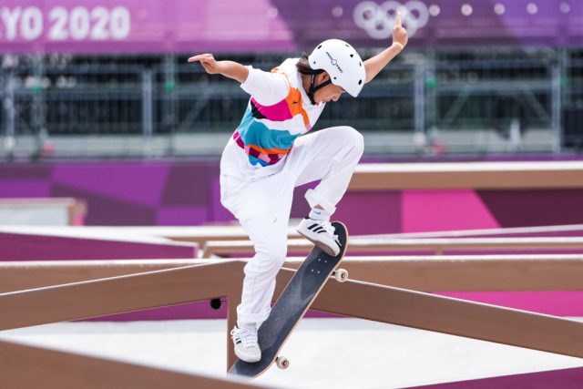 東京奧運：13歲日本西矢椛勇奪女子滑板街式金牌，寫下日本史上最年輕紀錄！還有選手間超可愛互動