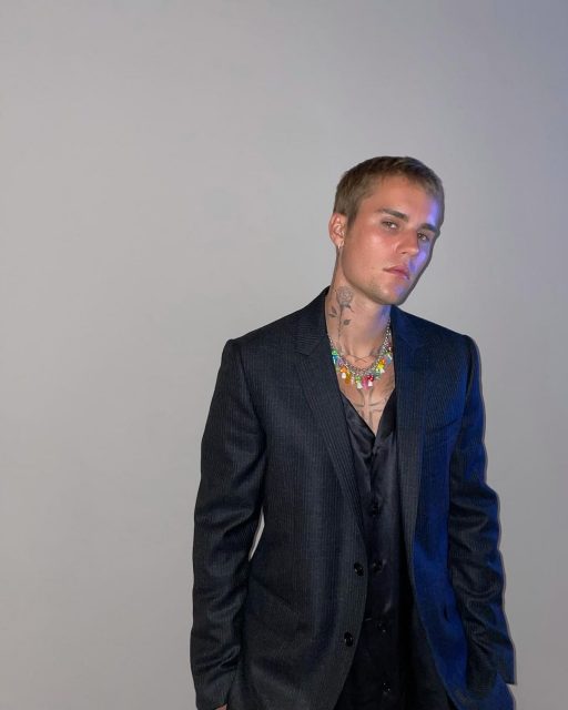 連 Justin Bieber 也愛上了七彩繽紛的手工製頸鏈？了解今季的「夏令營」配飾風潮
