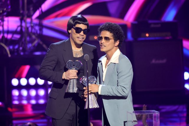 Bruno Mars 生日快樂！精選10首情歌王子 Bruno Mars 必聽熱門歌，憑《Leave the Door Open》奪得格林美 4 項大獎