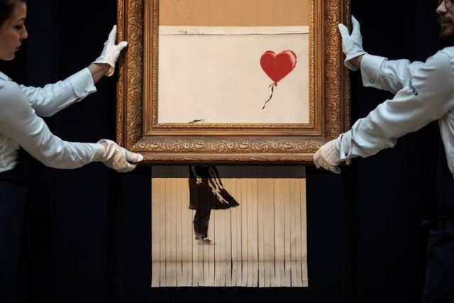 Banksy 再次拍賣三年前的「自毁畫」，以升價 20倍的 1850萬英鎊售出！