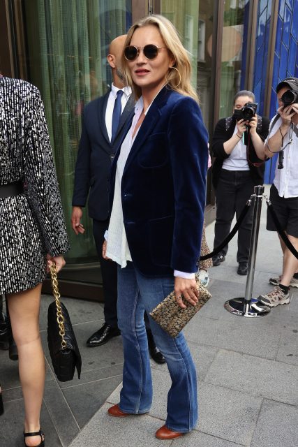 喇叭褲將再次流行？請參考時尚界傳奇超模 Kate Moss 最新造型示範！