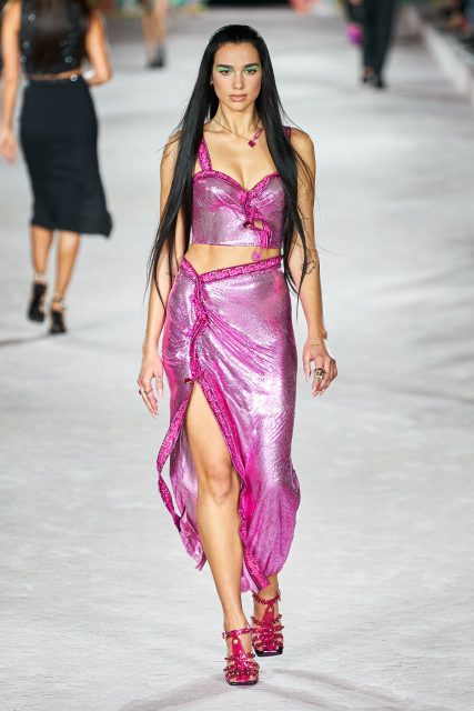 Versace 展現全新絲巾變革，Dua Lipa 擔任開場與壓軸模特兒｜ Spring / Summer 2022