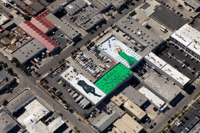 給天空看的廣告？ Bottega Veneta 在洛杉磯大廈天台打造巨型廣告牌！
