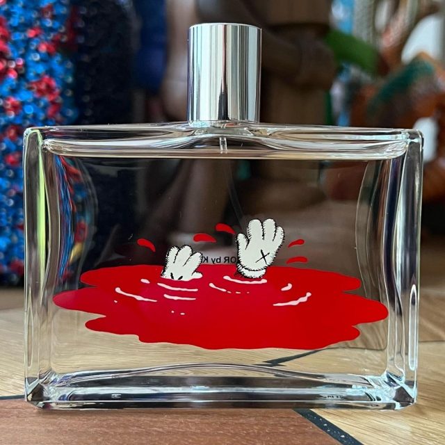KAWS推出首支香水！跟COMME des GARÇONS聯乘麝香香氛