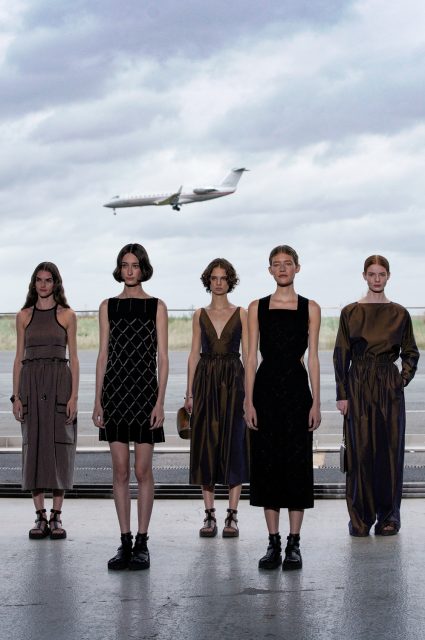 Hermès 機場跑道上重新詮釋現代女性衣著美學 | Spring/Summer 2022