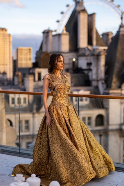 Angelina Jolie 再次穿上 Valentino 華麗高級訂製禮裙 宣傳《永恆族 Eternals》倫敦首映猶如人間女神！