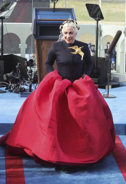 任何人穿過 Schiaparelli 都會紅？！Lady Gaga、Adele、Beyoncé 等天后級明星誰更能駕馭它？