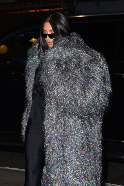 沒有人能阻止 Kim Kardashian 對 Balenciaga 的熱愛！她如何將 Balenciaga 的另類單品變成她的日常製服？