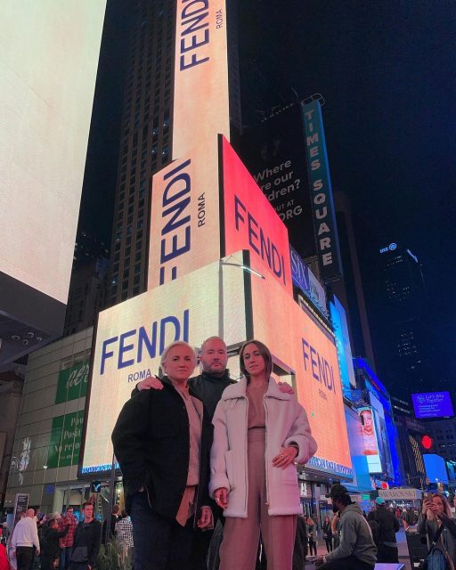 紐約 Times Square 化成 Fendi 打卡熱點，Kim Jones、Silvia Venturini Fendi 現身鬧市之中