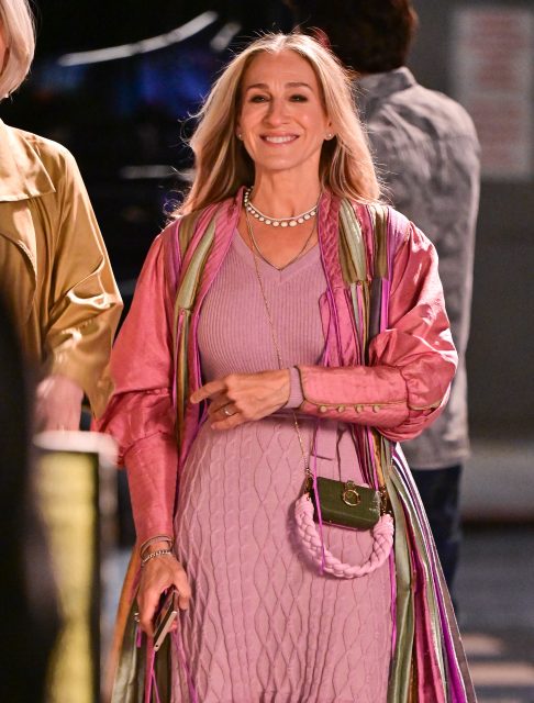 重啟的《Sex And The City》裡的 Carrie Bradshaw 最愛仍然是 Fendi Baguette 手袋！不過竟是袖珍版本的 Nano Baguette？