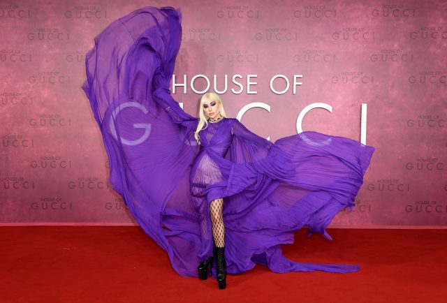 《House of Gucci》倫敦首映禮成為時尚盛宴！Lady Gaga 更穿上新鮮出爐的 Gucci Love Parade 紫色飄逸禮裙