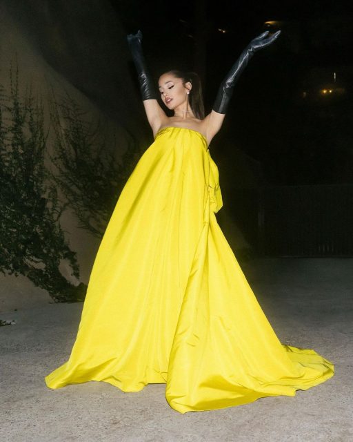 超美 Ariana Grande 華麗告別《The Voice》：二度穿上 Valentino 晚裝演唱單曲《Just Look Up》
