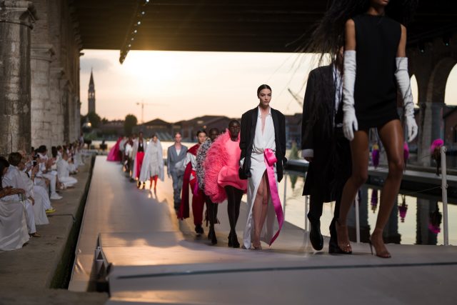 以行動支持新進設計師！Valentino 宣佈明年米蘭時裝週開始在 Instagram 分享設計師創意之作