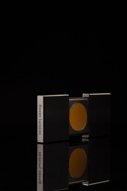 Henry Jacques首度推出固體香水Les Classiques系列 以黃金打造Clic-Clac 專屬飾物
