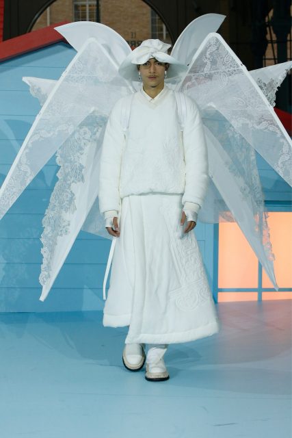 見證 Virgil Abloh 為 Louis Vuitton 打造最後一場男裝展，譜寫最美麗終章 ｜Fall 2022 Menswear