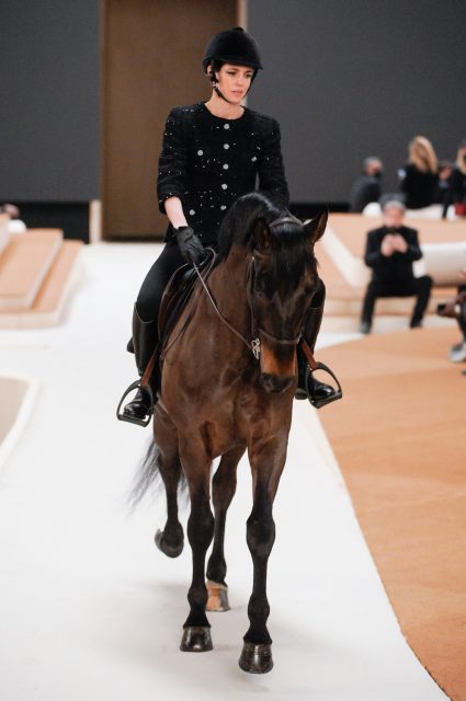 Grace Kelly 孫女 Charlotte Casiraghi 騎馬開場喚醒 Coco Chanel 珍而重之的馬術藝術｜Spring 2022 Couture