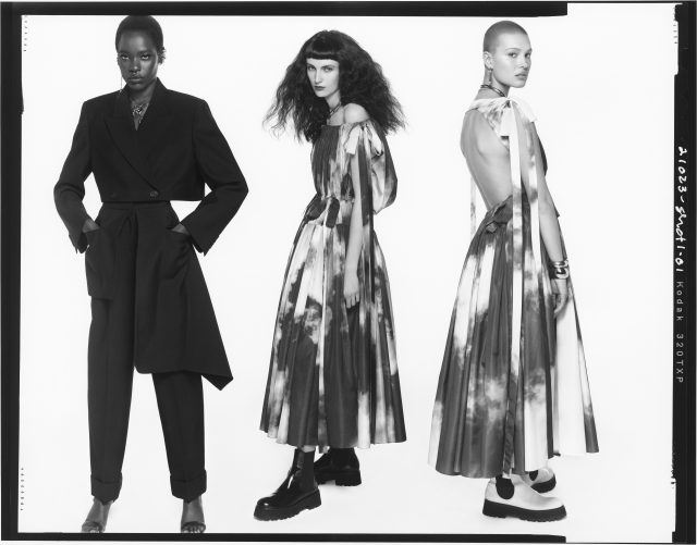 Steven Meisel 為 Alexander McQueen SS22 廣告拍攝新世代「名人錄」：保留菲林原貌重塑1990年代的輝煌時尚氛圍