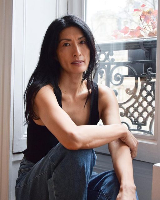 以 50 歲之齡出道成模特兒！一起了解生於香港、Givenchy 家族首張亞裔面孔 Suzi de Givenchy 的故事