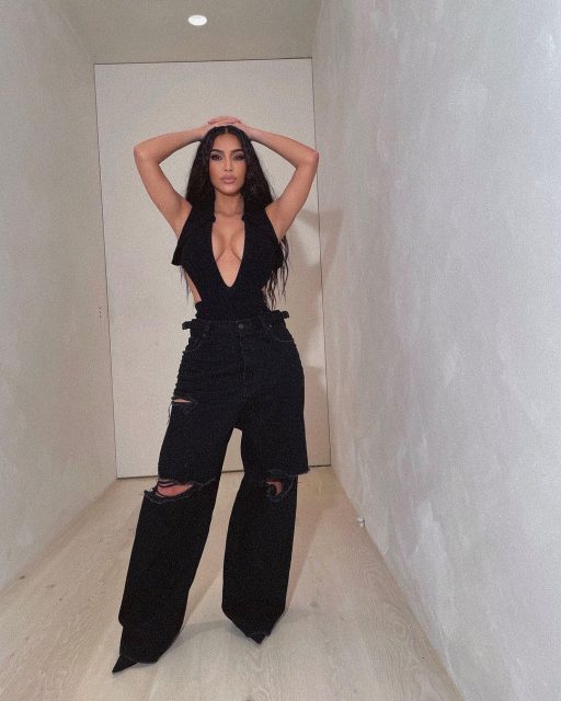 Kim Kardashian 加入寬鬆低腰牛仔褲潮流的一員！她將要告別數月來的 Balenciaga 緊身造型嗎？