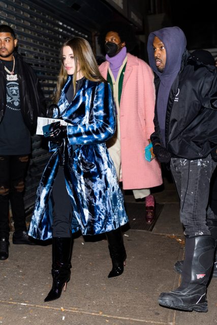 與 Kanye West 約會的 Julia Fox 是誰？她的時尚造型非常值得留意！