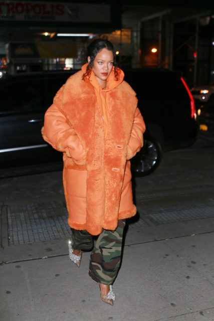 天后 Rihanna 也跟上了橙色狂熱！一個月內以多套時尚的橙色造型示人