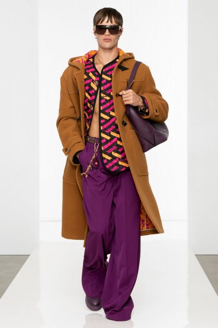 Versace 以鮮豔活力色彩呼籲男士擁抱自我，標誌性 La Greca 延伸成不同設計｜ Fall 2022 Menswear