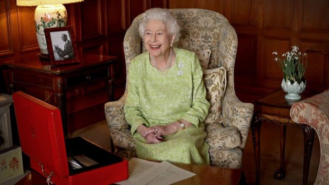 英女王登位踏入白金禧！白金漢宮官方釋出多張肖像慶祝女王在位 70 年