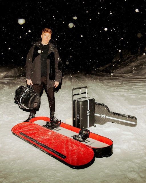 「Virgil was here」！三屆金牌得主 Shaun White 帶着與 Virgil Abloh 及 Louis Vuitton 共同設計的滑雪行李套裝出戰 2022 冬奧