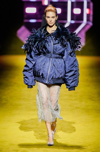 Prada 以「現代化」設計改造品牌傳統，展示一種 Prada 式女性穿衣哲學｜ Fall / Winter 2022