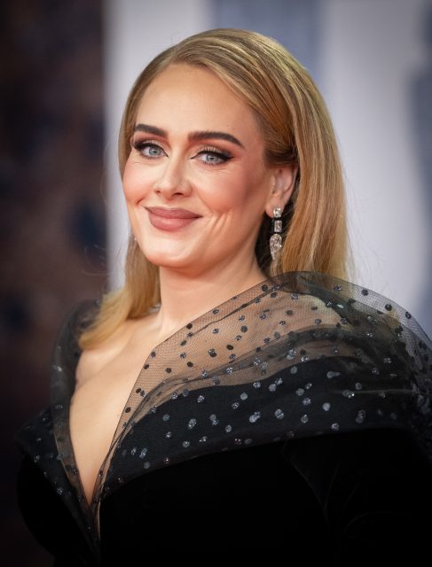 全英音樂獎Brit Awards：Adele、Anne-Marie和Maya Jama不是撞衫 卻是「撞妝」？