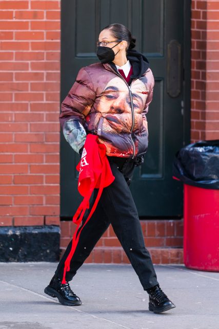 Bella Hadid 向電影《Taxi Driver》致敬的羽絨外套，原來弟弟 Anwar Hadid 早在一年前已穿過？