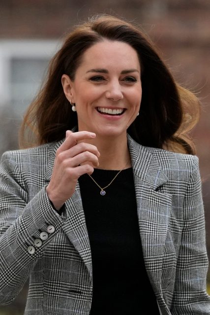 劍橋公爵夫人 Kate Middleton 示範最佳職場造型：穿上了法國女生的衣櫥必備單品
