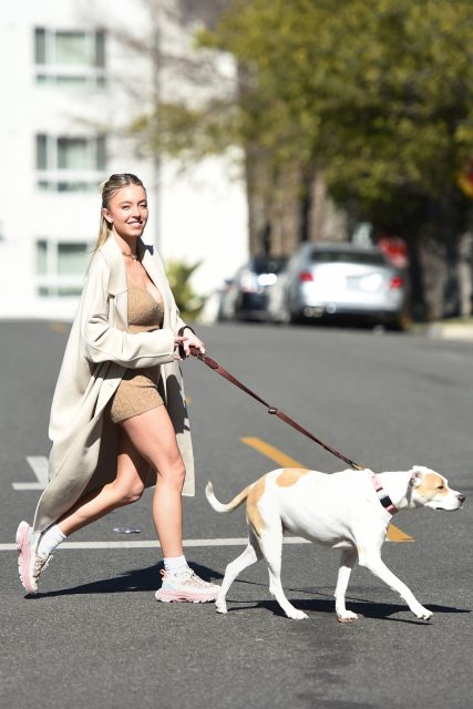 下一個加入 It Girls 時尚遛狗陣容是她！《Euphoria》的 Sydney Sweeney 以一身時尚而性感裝扮與愛犬在街頭散步