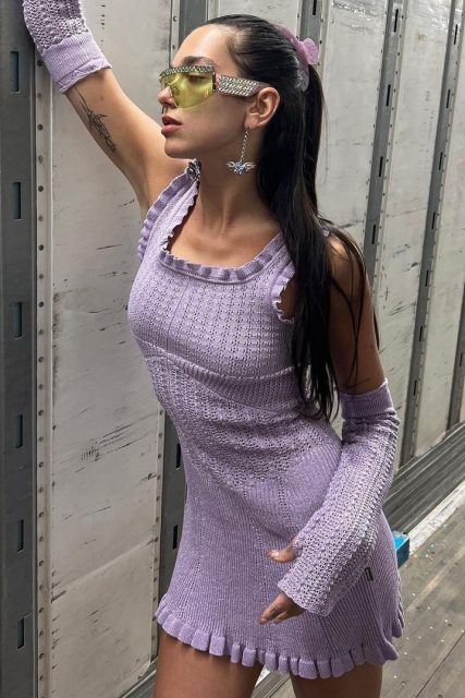 Dua Lipa 親身示範 2022 年大熱丁香紫色！更不忘分享她今季私底下的時尚穿搭