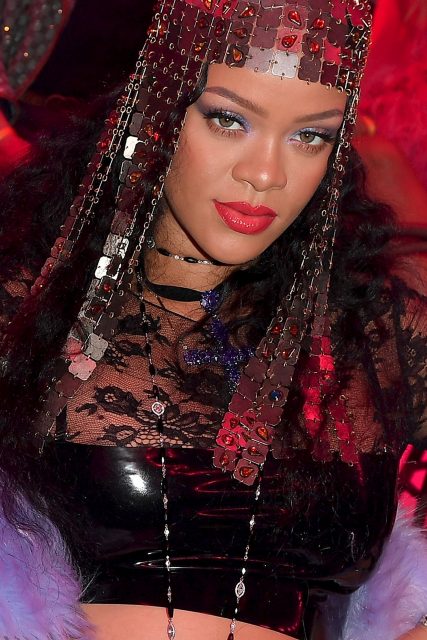 天后 Rihanna 在時裝周造型的必備單品是？答案是歷史悠久的珠寶首飾！