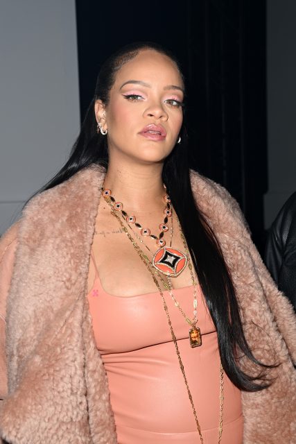 「最美孕婦」Rihanna親自示範春夏粉調妝潮 以蜜桃妝出席Off-White時裝展