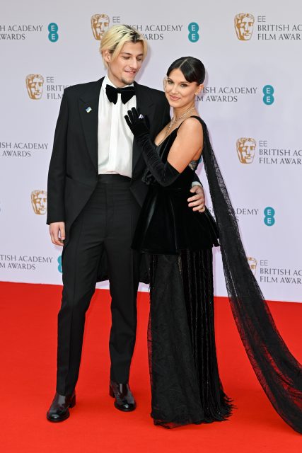 幸福青春的小情侶！《怪奇物語》Millie Bobby Brown跟男友Jake Bongiovi甜蜜現身BAFTAs！