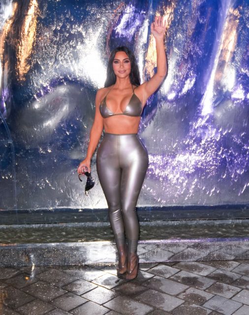 Kim Kardashian 忽然回歸 4 年前的舊風格？以銀色泳衣緊身褲造型亮相活動