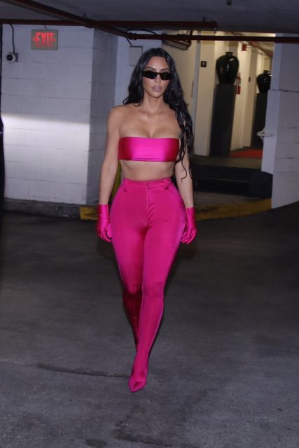 Hot Pink 粉紅色調將是今季大熱！Kim Kardashian 原來與這粉紅色時尚早有淵源？