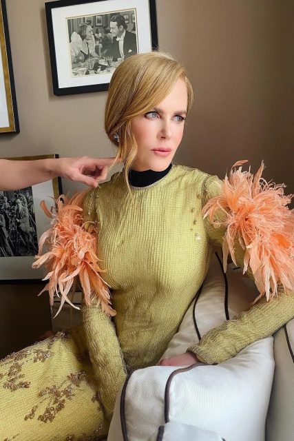 影后 Nicole Kidman 以 Prada 造型出席《北族人 The Northman》首映禮！展現風采依舊的紅地毯魅力