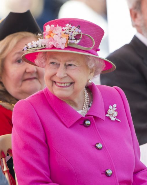 回顧英女王的生活逸事 首位棄用真皮草的王室成員、手袋放地上表示想離開