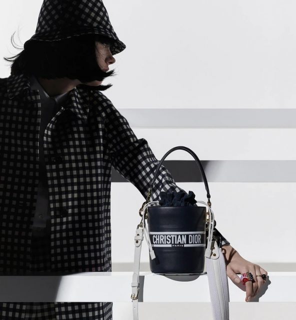 2022 春夏手袋情報｜從 Dior Vibe 迷你水桶袋到 Loewe 夏季限定 Salior bag，盤點各大品牌實用「水桶袋」款！