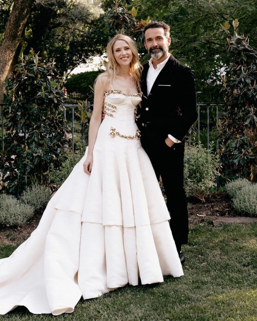 Schiaparelli 也推出婚紗設計？創意總監 Daniel Roseberry 為親妹妹的婚禮親自打造「Schiaparelli 式」華麗婚紗！