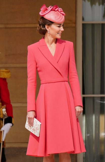 凱特王妃的重複穿搭哲學！她在白金漢宮花園派對再次展示她最愛的一款「復古手袋」
