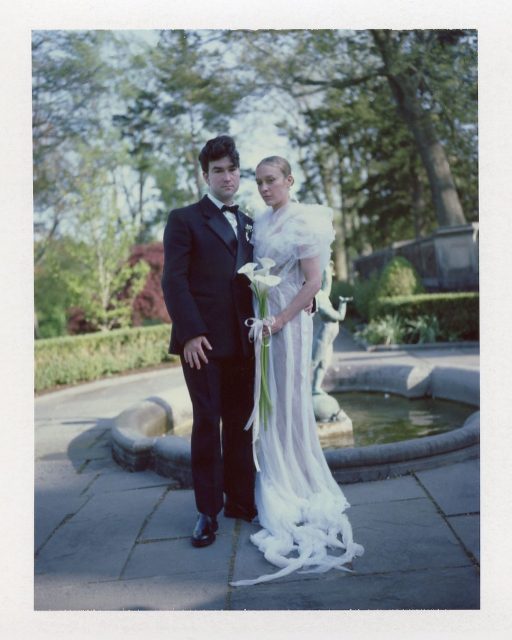 最酷新娘認證！Chloë Sevigny 穿上 Glenn Martens 為 Jean Paul Gaultier 設計的高訂婚紗出嫁