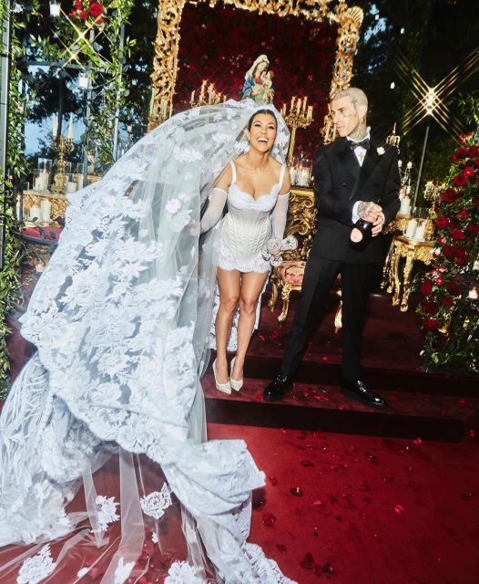 不止秘密結婚！Kourtney Kardashian 穿上 Dolce & Gabbana 婚紗與 Travis Barker 在意大利舉行婚禮 與親友見證美好時刻