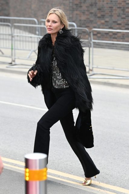 出庭作證後霸氣現身！超模 Kate Moss 完美示範何為真正的「Woman Boss」造型