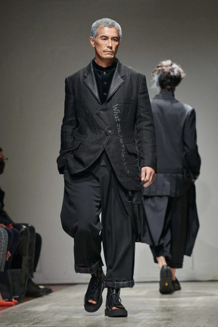 Yohji Yamamoto 集結跨世代日本男星，親身演繹從詩意沉靜的黑到斑斕色彩綻放的時尚風範  | Spring / Summer 2023 Menswear