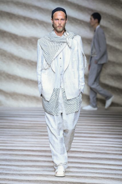 Giorgio Armani 交錯空間內喚起一種成熟男性的自由感｜Spring 2023 Menswear